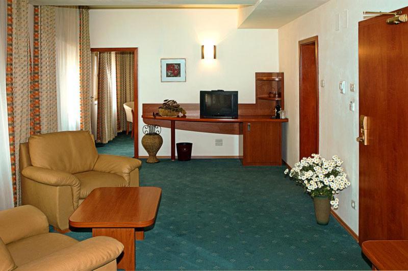 بوخارست Hotel Irisa الغرفة الصورة